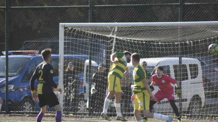 Amatör maçta rakibiyle havada çarpışan futbolcu yürekleri ağza getirdi
