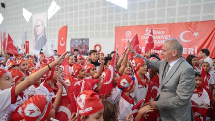 Bayram coşkusu yüzme şenlikleriyle başladı