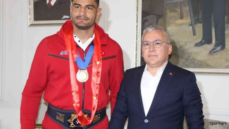 Dünya Şampiyonu güreşçi Taha Akgül altınla ödüllendirildi