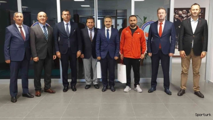 Dünya üçüncüsü sporcu başarısını Kaymakam Taşçı ile paylaştı