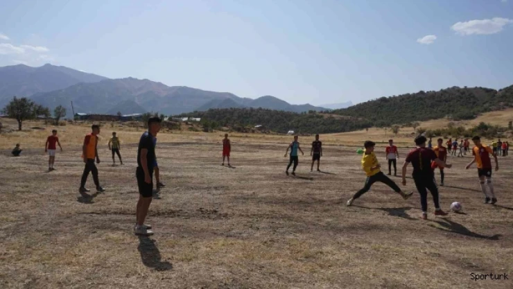 Kato Dağı'nda onlarca genç futbol aşkı için toprak sahada ter döküyor