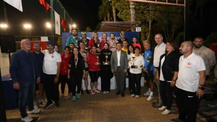 Kepez'de Cumhuriyet Kupası Tenis Turnuvası düzenlendi