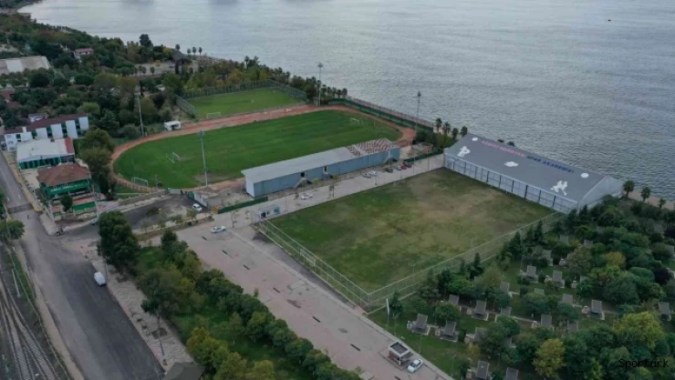 Körfez Alparslan Türkeş Spor Kompleksi'ne sentetik çim