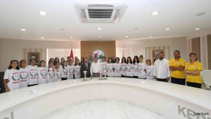 Şampiyonlar kupaları Başkan Tütüncü'ye götürdü
