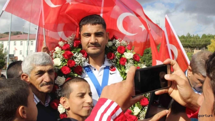 Taha Akgül'e memleketi Sivas'ta coşkulu karşılama