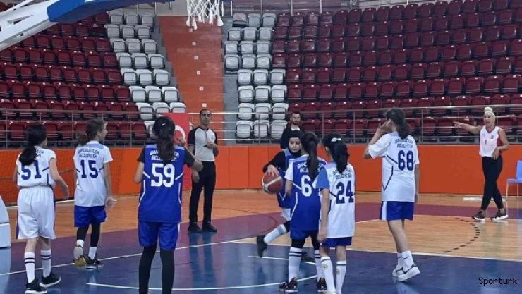 Veteran kadın basketbolcular, Amatör Spor Haftasında minik sporcularla buluştu