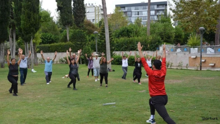 Yaş almış vatandaşlar sabah sporuyla dinç kalıyor
