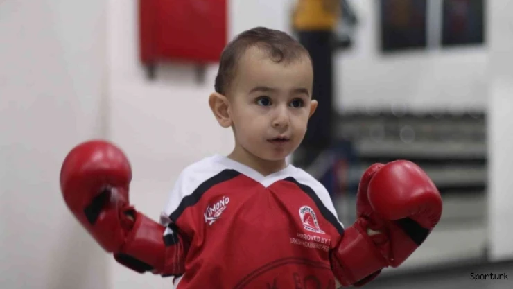 2 yaşındaki Göktuğ'nun kick boksa olan ilgisi gülümsetiyor