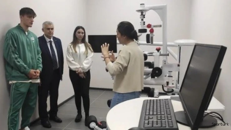 Ahmetcan Kaplan, sporcu performans merkezini ziyaret etti