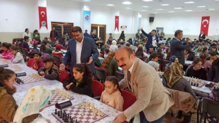 Bahçesaray'da 350 öğrencinin katılımıyla 'Satranç Şenliği'