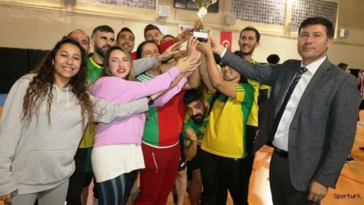 Cizre'de 32 takımın yarıştığı voleybol turnuvası sona erdi