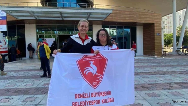 Denizlili sporcu attığı kulaçlarla 2 ödül kazandı