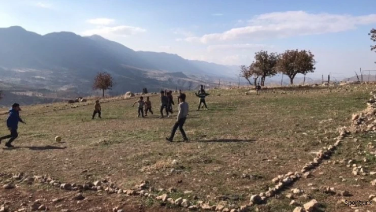 Eruh'ta park ve halı sahası olmayan çocuklar, valiye seslendi