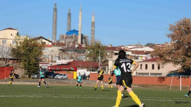 Filibe ve Edirne'nin kadın futbolcuları kıyasıya mücadele etti