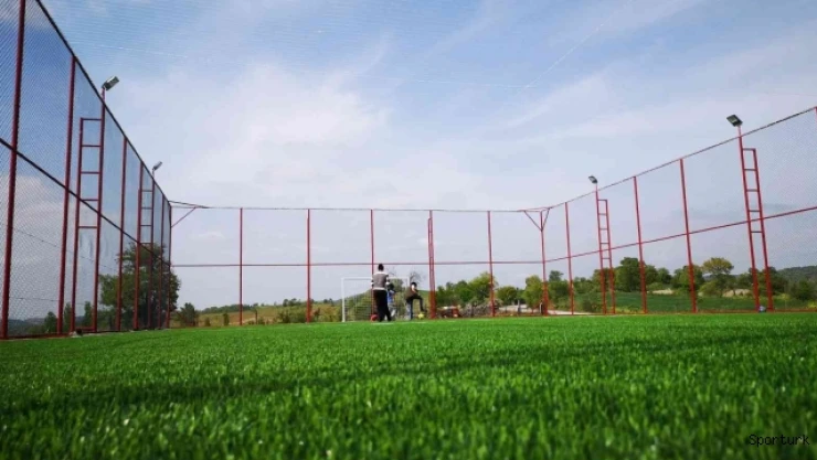 İvrindi'de halı saha inşaatları tamamlanıyor