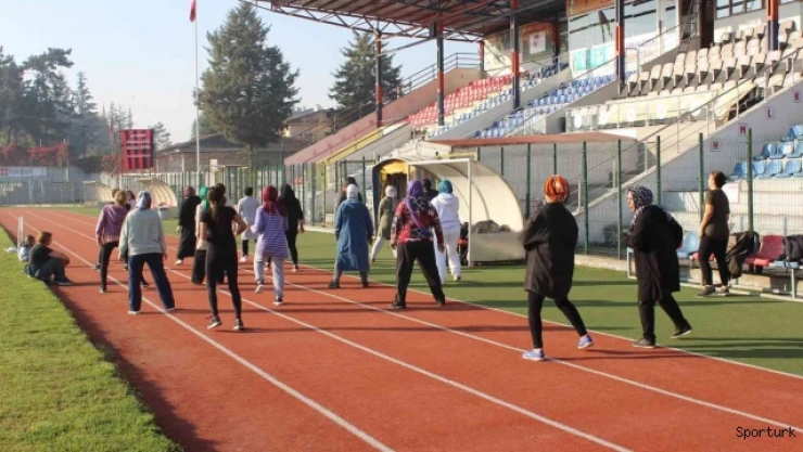 Kadınlara özel aerobik kursu devam ediyor
