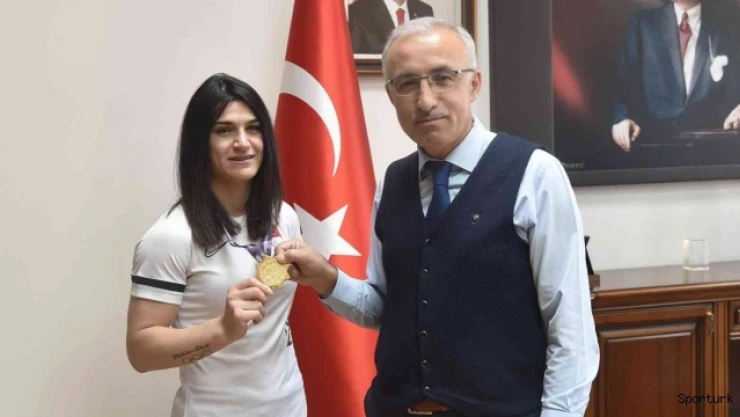 KMÜ'lü Zeynep Çelik, dünya şampiyonasından altın madalya ile döndü