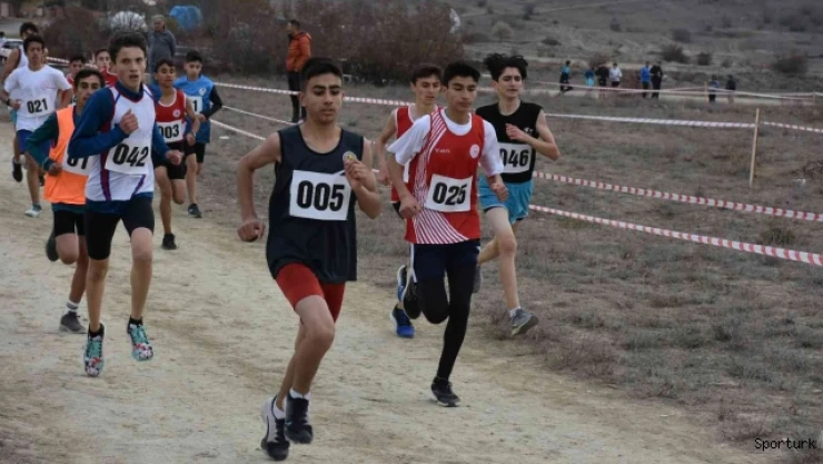 Genç atletlerin kıyasıya mücadelesi: 252 sporcu ter döktü