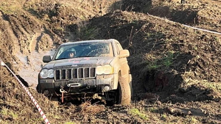 Kadın yarışçılar pistin çamurunu attı