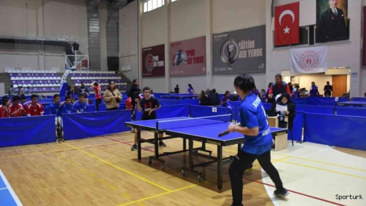 Masa tenisi müsabakaları 110 sporcunun katılımıyla başladı