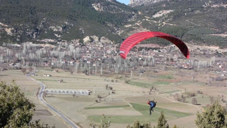 Paraşüt tutkunları Çameli semalarını renklendirdi