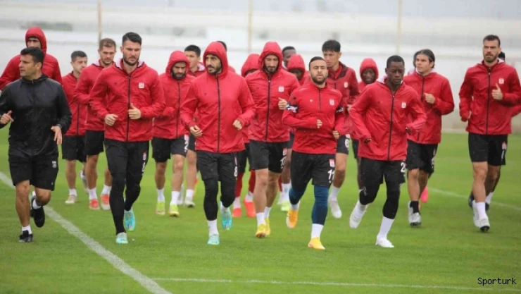 Sivasspor, sağanak yağış altında çalıştı