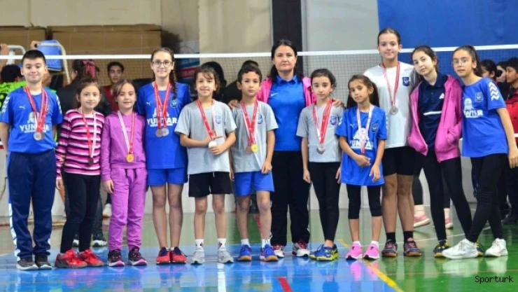 Yunusemreli badmintoncular il seçmesine damga vurdu