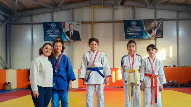 50 sporcu dereceye girmek için yarıştı