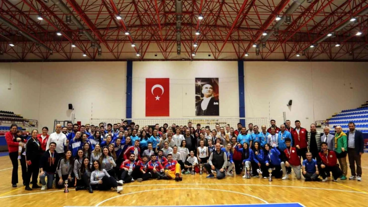 ADÜ Bölgesel Voleybol Turnuvası'nda ödülleri topladı