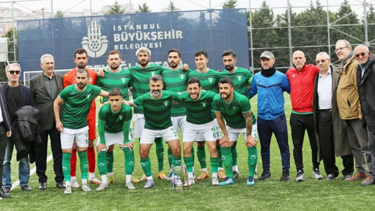 Beşyüzevlerspor şampiyonluk kupasını aldı