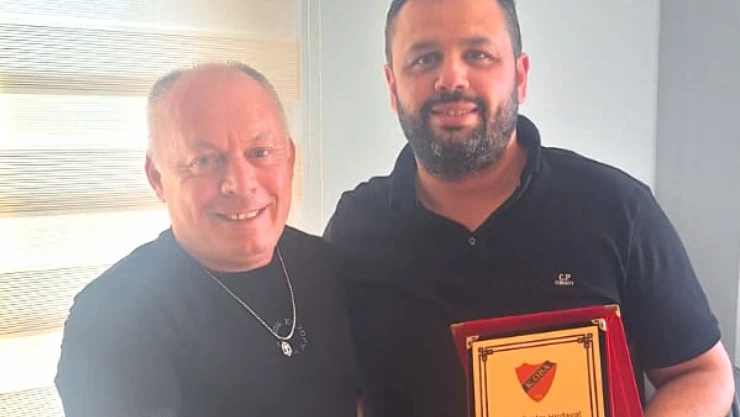 Kamiloba'dan İkizler Nalbur'a plaket