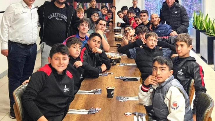 Kamiloba U-13'e yemek morali