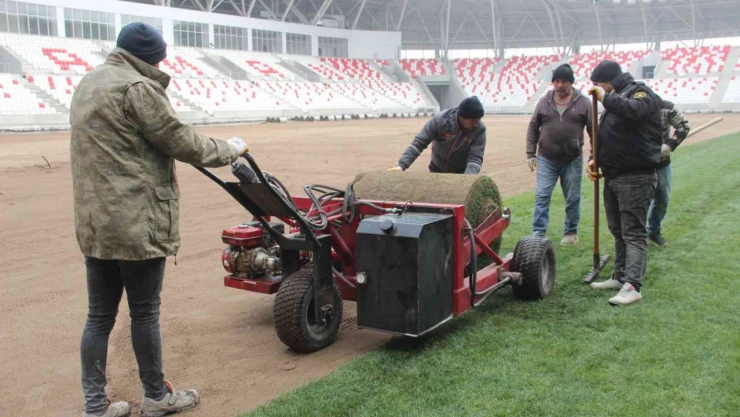 Karaman'ın 15 bin kişilik stadyumunda çim serme çalışması başladı