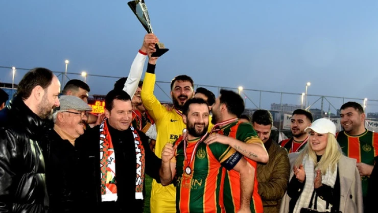 Selimpaşaspor kupasını Bora Balcıoğlu verdi