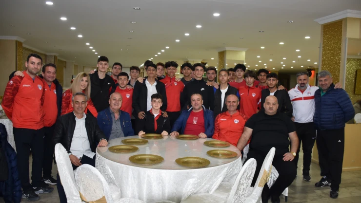 Silivrisporlu gençler yemekte ağırladı
