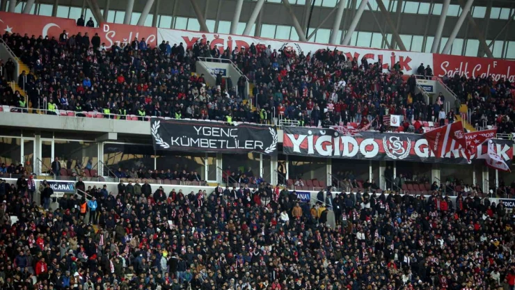 Sivassporlu taraftarlar Galatasaray maçına ilgi gösterdi