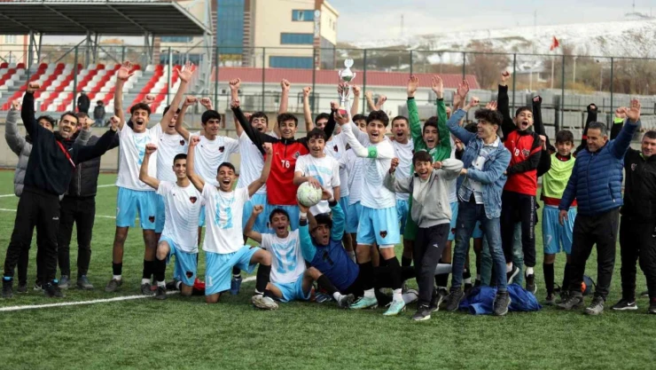 Van Büyükşehir Belediyespor, U-16 Yerel Ligi şampiyonu oldu
