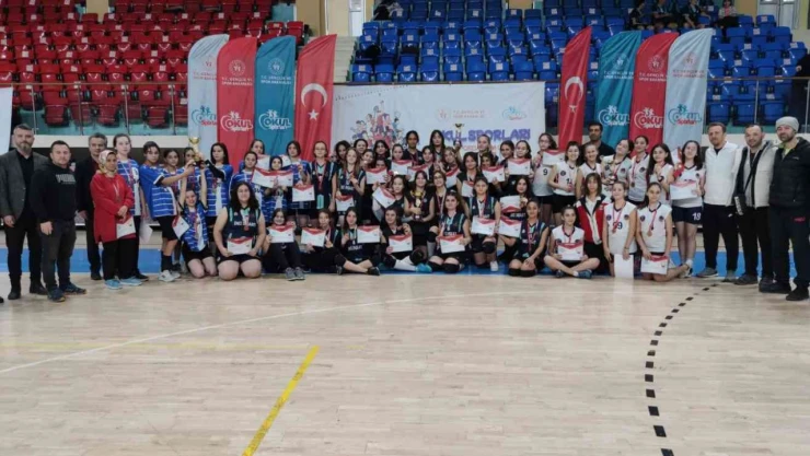 Yıldızlar Voleybolda birinci Bilgi Orta Okulu oldu