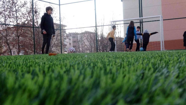 Yozgat'ta öğrencilerin sporla iç içe olması için semt sahaları yapılıyor