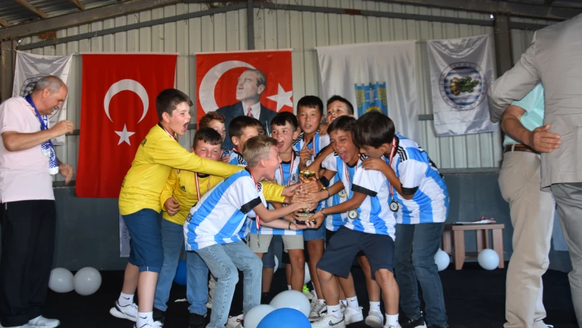 Sayalarspor'un Minik Yıldızları Şampiyonluğu Köyde Kutladı